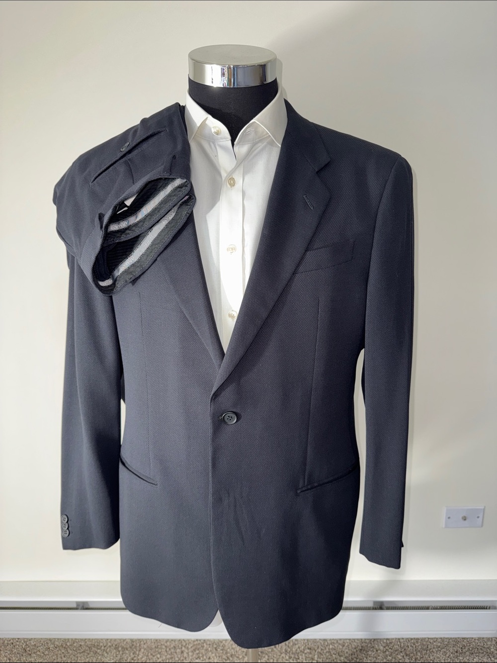 SOLD Armani Collezioni mens 40R black wool textured single button 100% wool